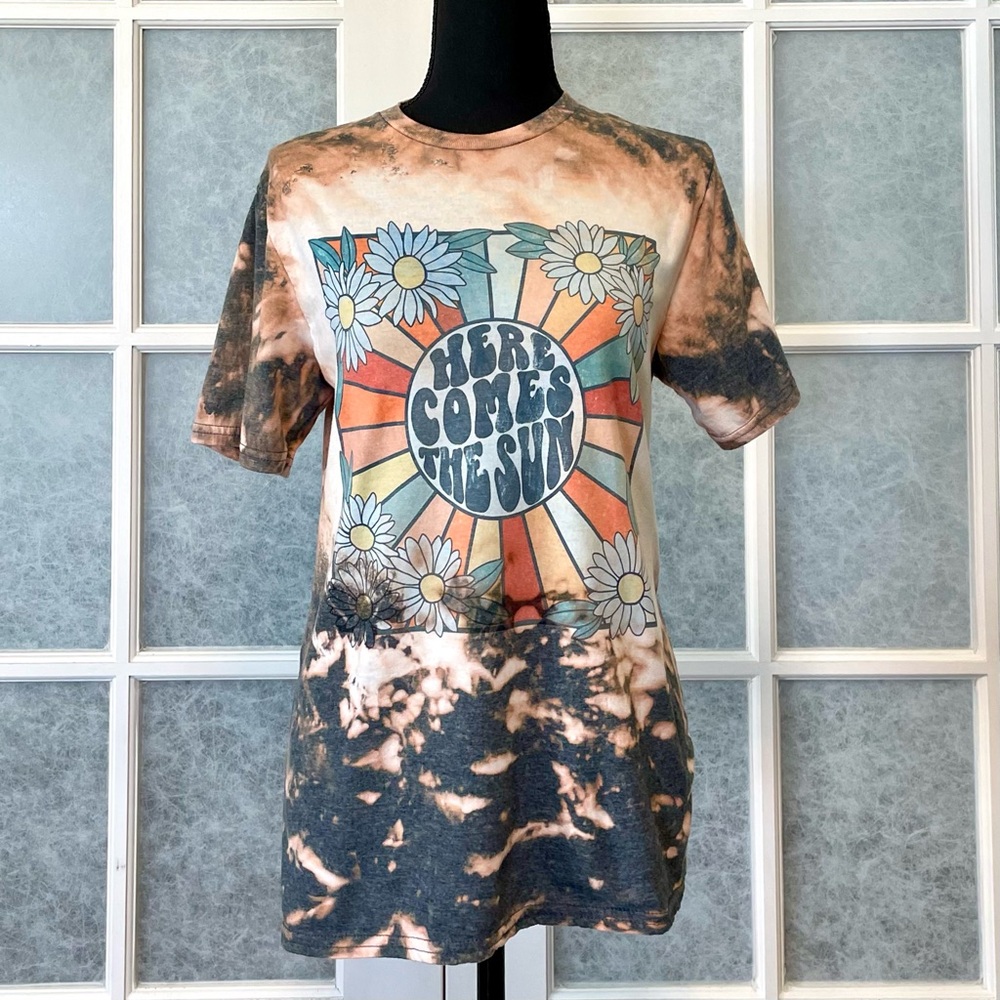 Gildan Softstyle Size Small "Here Comes the Sun" Crewneck Bleached Graphic Tee